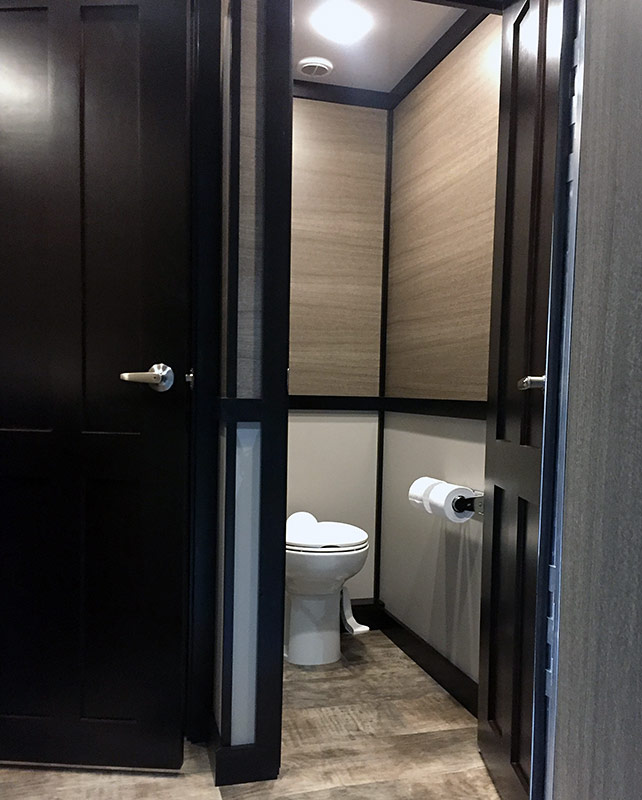 Mr. Clean Luxury Restroom Trailer – For rent in Springfield, Ohio – Mr. Clean Portable Toilets | RNTR.com – Image 4 of 5