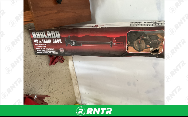 Badland  48" Farm Jack – For rent in Alexandria, Minnesota – RNTR Depot of Alexandria MN | RNTR.com – Image 1 of 2