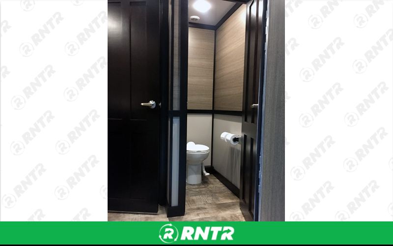 Mr. Clean Luxury Restroom Trailer – For rent in Springfield, Ohio – Mr. Clean Portable Toilets | RNTR.com – Image 3 of 5